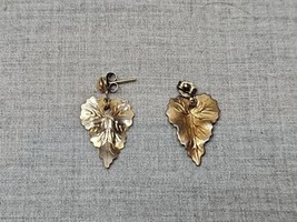 Vintage Gold Tone Leaf Design Autumn Fall Earrings, 1&#39;&#39; - £7.45 GBP