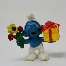 Smurfs 20040 Gift Smurf Vintage Figure PVC Toy Figurine Peyo - £4.95 GBP