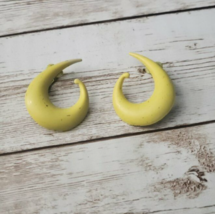 Vintage Clip On Earrings Retro Yellow Swish - £8.83 GBP