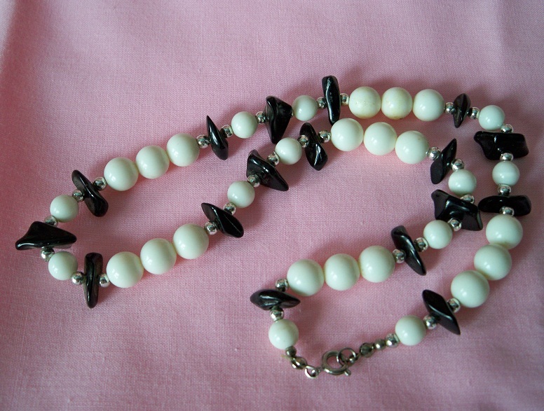Vintage White / Black Beaded Necklace  - £10.38 GBP