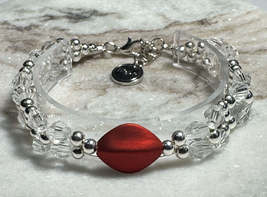Clear and Silver Beaded Bracelet with Red Centerpiece - €5,10 EUR