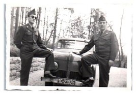 Noir et Blanc Photo Américain Soldats En Allemagne Par Auomobile 1950&#39;s - £21.39 GBP