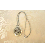 Vtg Fashion Jewelry Oval Goldtone Locket Necklace   L34 - $69.45 MXN