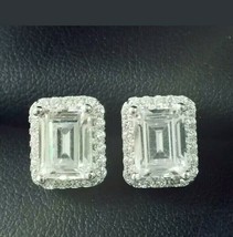 2.50Ct Émeraude Simulé Diamant Halo Clou Boucles Solide 18K Plaqué or Blanc - £92.95 GBP