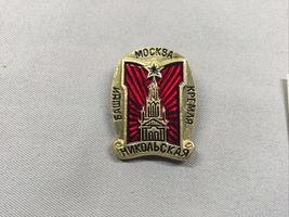 VINTAGE NIKOL’SKAYA KREMLIN TOWER MOSCOW Lapel Pin Russia USSR - $14.83