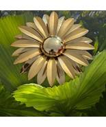 NWOT Vintage Large Gold Tone Flower Daisy Brooch Pin 3&quot; Sixties Church E... - $173.53 MXN