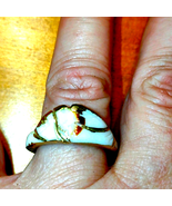 Beautiful vintage white and gold 7.5 ring - $16.83