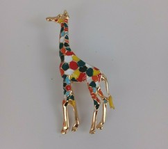 Women&#39;s Colorful Giraffe Animal 2.25&quot; x 1&quot; Brooch Pin Gold Tone Enamel - £6.16 GBP