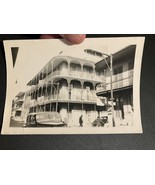 OLD PHOTOGRAPH  3 STORY BUILDING WITH BALCONIES  Circa 1940s  5 X 3.5  i... - €2,58 EUR
