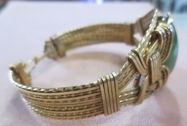 VTG Twisted gold tone wire Jade cabochon bracelet Hook clasp - £31.32 GBP