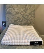 DKNY Polka Dot Gingham Beige White Bath Towel New 28” x 54” - $400.79 MXN
