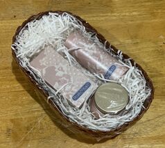 Vintage Avon Pearls &amp; Lace Deluxe Fragrance 3 Pc Gift Basket Set NOS Tal... - $540.28 MXN