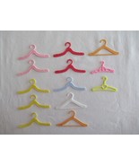 Lot of 13 Vintage For Barbie &amp; Other Dolls Clothes Hangers ~2.2&quot;-2.8&quot; Toys - $266.21 MXN