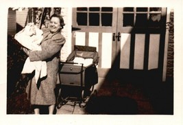 ANTIQUE PHOTO 1943 B &amp; W 2 3/4&quot; x 2 1/2&quot; 8 WEEK OLD BABY WITH GRANDMA OU... - €0,86 EUR