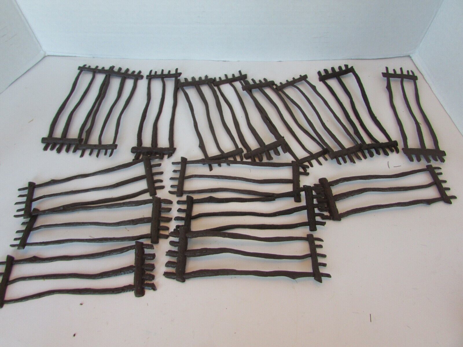 VTG LOT OF 16 VINYL CORAL FENCING STOCKADE RUSTIC FLEXIBLE O SCALE 5.25&quot;... - $5.65