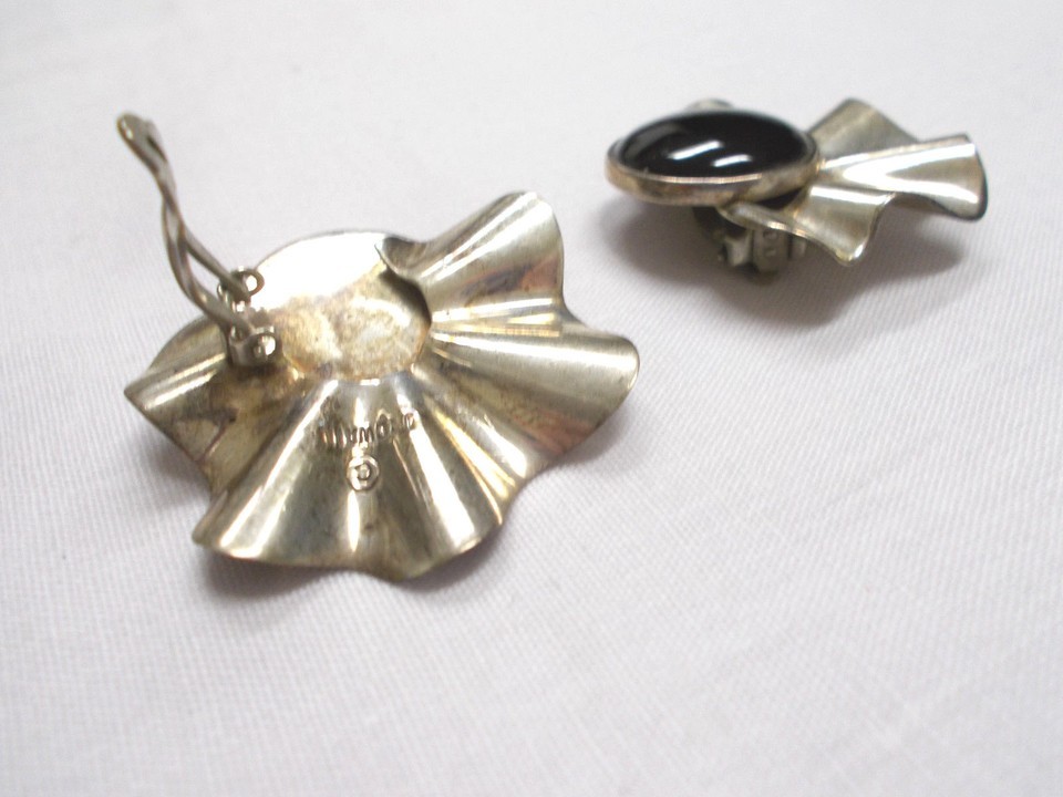 VINTAGE BIG ROUND ONYX CURVY FAN DESIGN SIGNED STERLING SILVER CLIP ON EARRINGS Item image 4