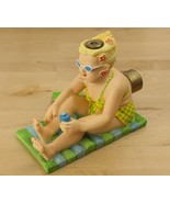 Boston Warehouse &quot;Can&#39;t You See I&#39;m Busy&quot; Sprinkler Garden Hose Figure 1998 - $553.89 MXN
