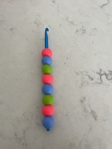 Cute colorful and helpful crochet hooks  - $133.04 MXN