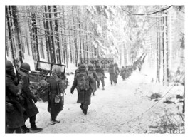 Us Soldiers At The Battle Of The Bulge On Snow Covered Road WW2 Wwii 5X7 Photo - £6.72 GBP