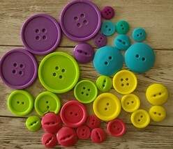 Bag of 31 Plastic Buttons ~ Multicolored ~ Various Sizes ~ Decorative Bu... - $366.88 MXN