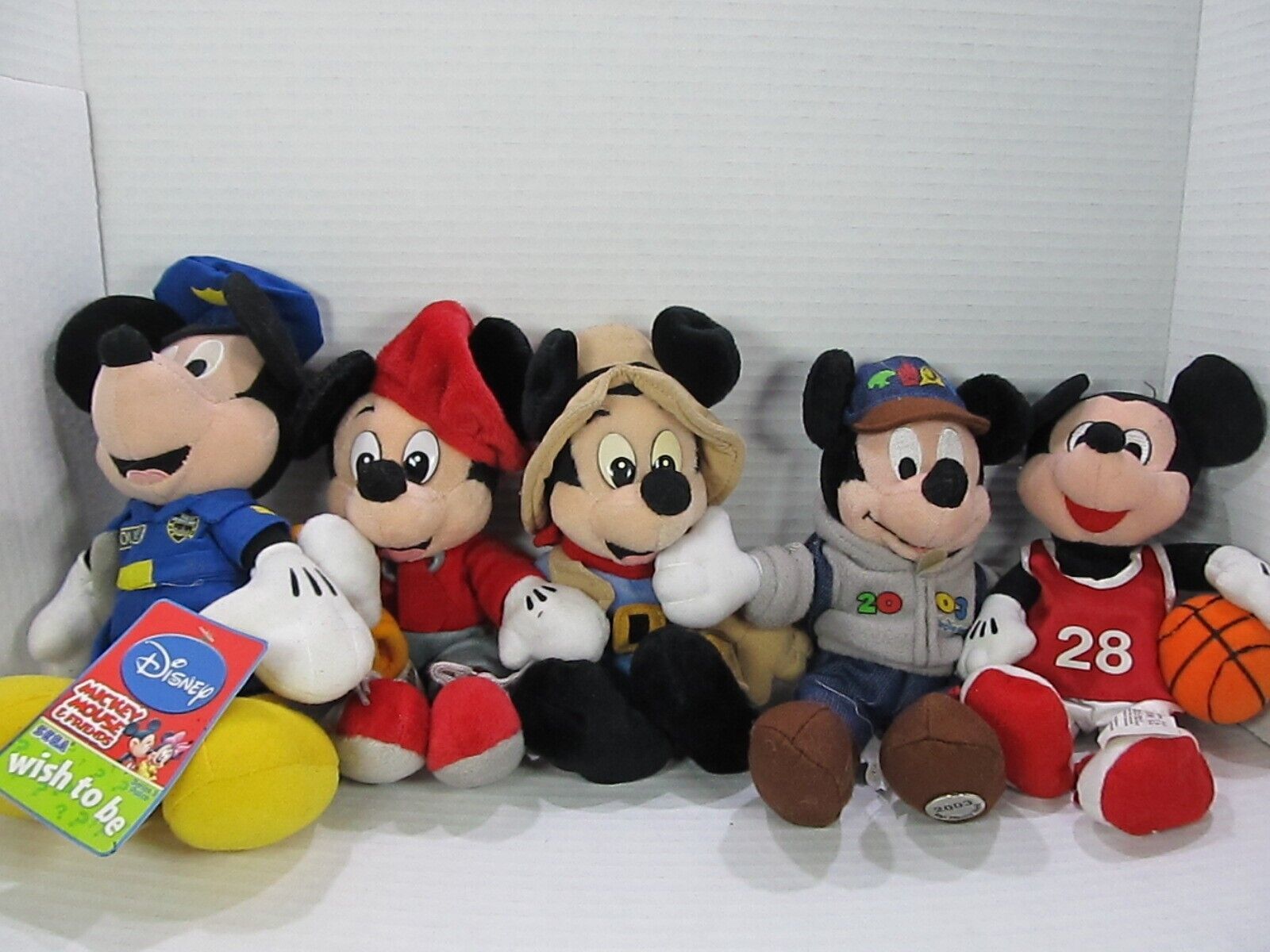 Disney Mickey Mouse bean bag Lot of 5 Cop Artist Basketball Frontierland 2003 - £18.52 GBP