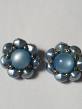 Vintage Pearly Blue bead cluster flower clip on earrings 1&quot; - $154.95 MXN