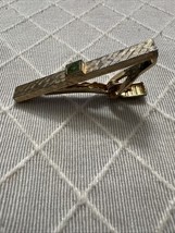 Gold Tone TIE BAR CLIP CLASP STAY Thin Skinny Green Jade Stone Vintage - $362.91 MXN