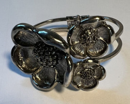 Bracelet Hinged Cuffed Silver tone 3 Flowers Cluster Metal Beads As Seeds - £18.60 GBP