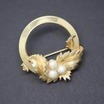 Vintage Signed Sarah Coventry Cov Pearl Gold Circle Wreath BROOCH Pin Jewellery - £23.81 GBP