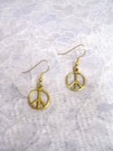 Round Peace Sign Hippie Jewelry Pair Of Dangling Charm Goldtone Earrings - £3.98 GBP