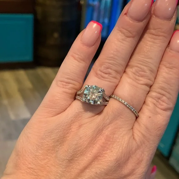 Natural white 5.5 cttw Moissanite stunning design ring!! - $400.00