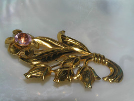 Vintage Etched Goldtone Daisy Flower &amp; Buds w Pink Rhinestone Center Pin Brooch - £8.17 GBP