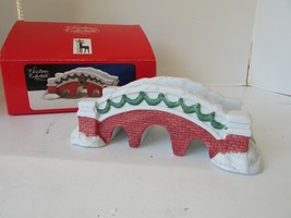 SANTAS BEST 97823 BRICK LOOKING BRIDGE HO 8&quot; 1992 PORCELAIN LotD - $134.49 MXN