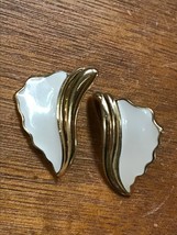 Vintage Trifari Signed Large Cream Enamel &amp; Goldtone Abstract Swirly Post Earrin - £9.52 GBP