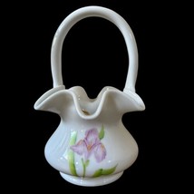 Vintage Fenton Hand Painted and Signed White Handled Basket. W/ Sticker - $1,426.52 MXN