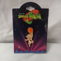 Rare Space Jam Porky Pig Basketball Vintage Pin Original Card  1996 Warner Bros. - $25.73