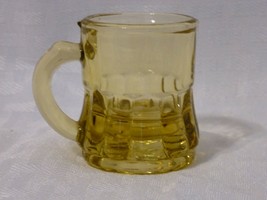 vintage Federal Glass 2&quot; yellow shot glass mug - $133.06 MXN