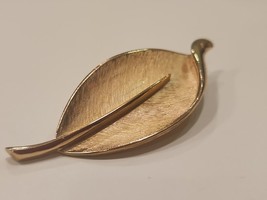 Vintage 1960s 50s Crown Trifari Gold-Tone Petal Textured Leaf Brooch Mid-century - £17.80 GBP