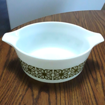 Pyrex Verde Green Round Flowers Casserole Dish 475 2.5 qt Vintage - £12.12 GBP