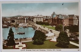 C.P.R. Empress Hotel &amp; Causeway, Victoria, B.C. Canada 1937 vintage Postcard - £1.53 GBP