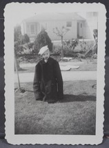 Vintage Nero e Bianco Fotografia 1940&#39;s Piccolo Bambino Indossando Blu Navy - £35.85 GBP
