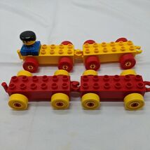 Lot Of (4) Lego Duplo Red Yellow Train Cars With Blue Overall Conductor - €8,40 EUR