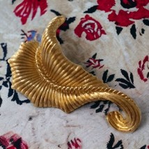 Monet Brooch Feather Pin Baroque Rococo Vintage Swirled Abstract Gold Tone 70s - £15.65 GBP