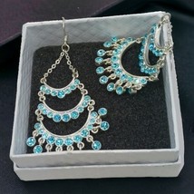 Silvertone dangle earrings - $278.46 MXN