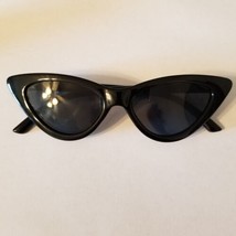 Women&#39;s Classic Retro Style Cat Eye Chic Fashion Black Sunglasses - £15.57 GBP