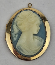 Vintage Cameo Photo Locket White on Blue Hinged Pendant Gold Tone Oval 1&quot; Photo - £22.99 GBP