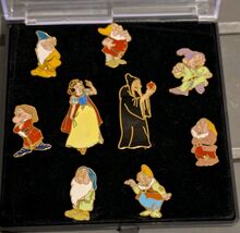 RARE VTG Disney Snow White &amp; Seven Dwarfs Boxed Cast Member Pin Set of 9 - €64,57 EUR