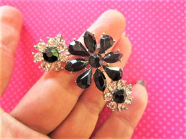 Black flower crytsal  chuky ear cuff - $172.66 MXN