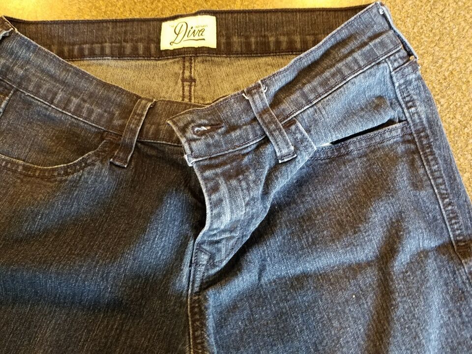 Old Navy ~ Women&#39;s Size 2 ~ &quot;The Diva&quot; Denim Blue Jeans - $26.18