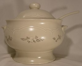 Pfaltzgraff Heirloom Pattern Soup Tureen With Lid and Ladle - £45.97 GBP